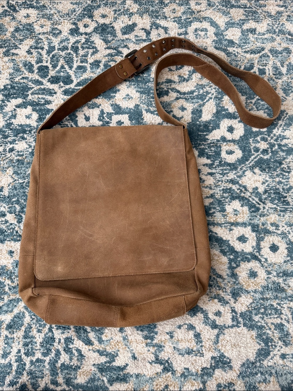 Vera Pelle Tan Leather Messenger Bag with Adjustable Studded Strap